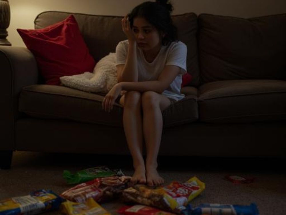 ついつい食べてしまう人の写真