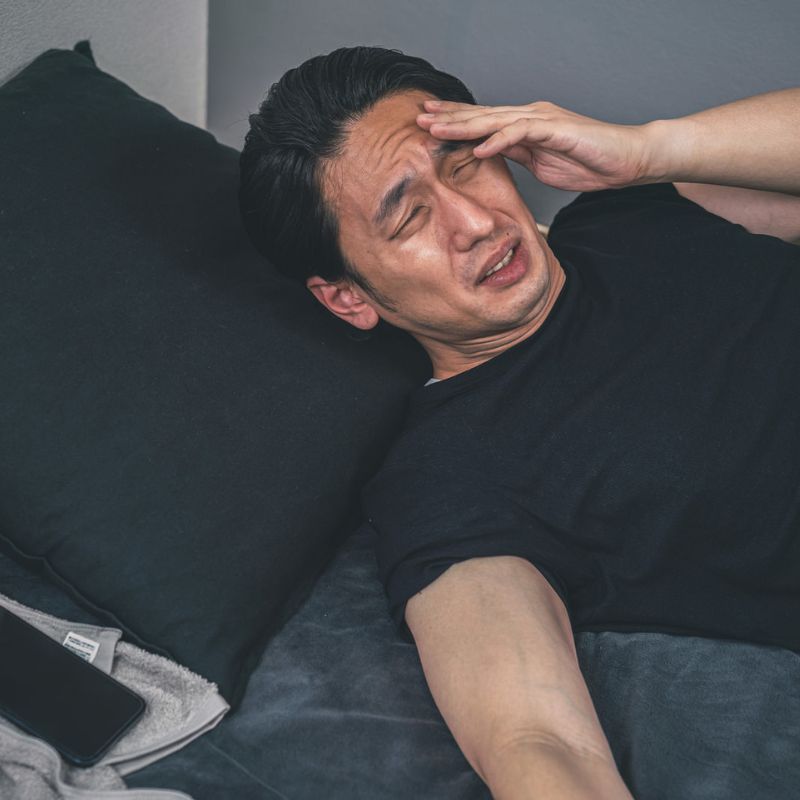 仕事後に疲れて動けないイメージ