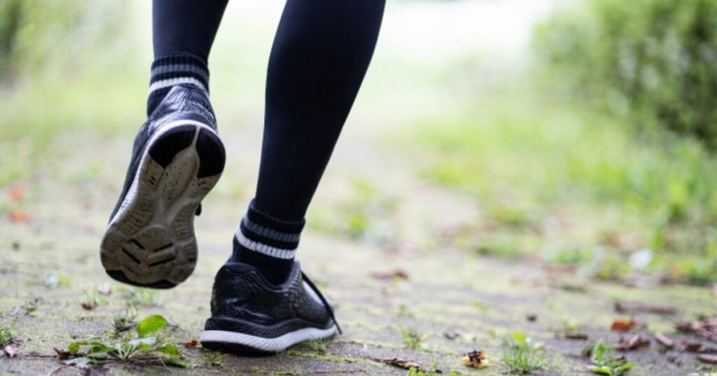 走っている男性の写真