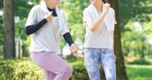 楽しく運動している人の写真